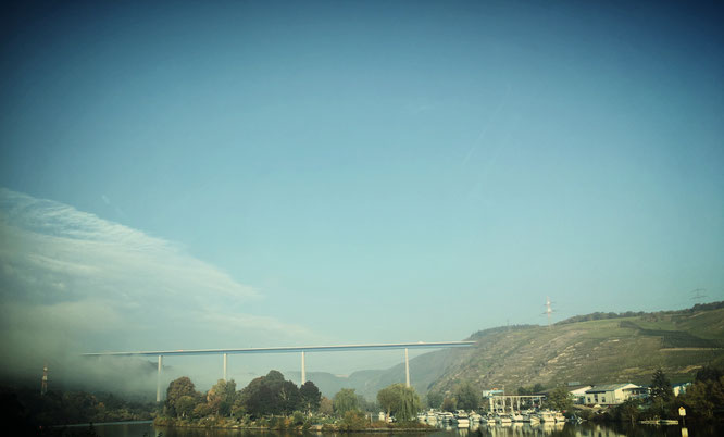 Ein Teil der Winninger Brücke wurde vom Nebel verschluckt.