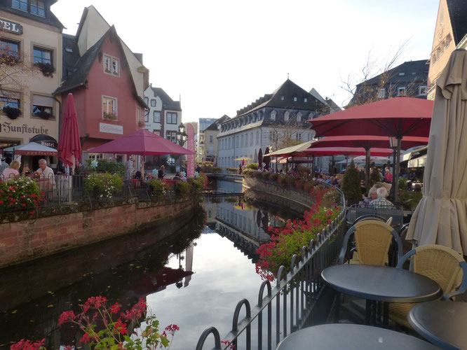 Jeder freie Zentimeter am Kanal ist mit Tischen und Stühlen besetzt.