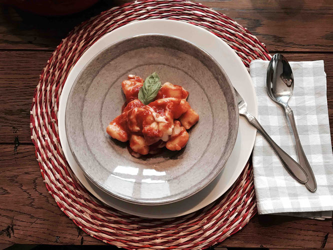 Gnocchi alla Sorrentina - Kartoffel-Klösse mit Tomaten, Mozzarella und Basilikum