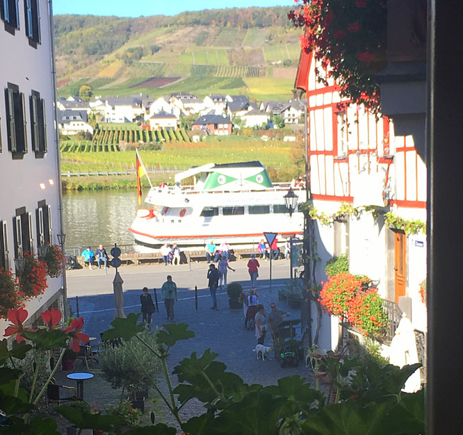 Blick aus einem Fenster des Café Klapperburg auf die Mosel 