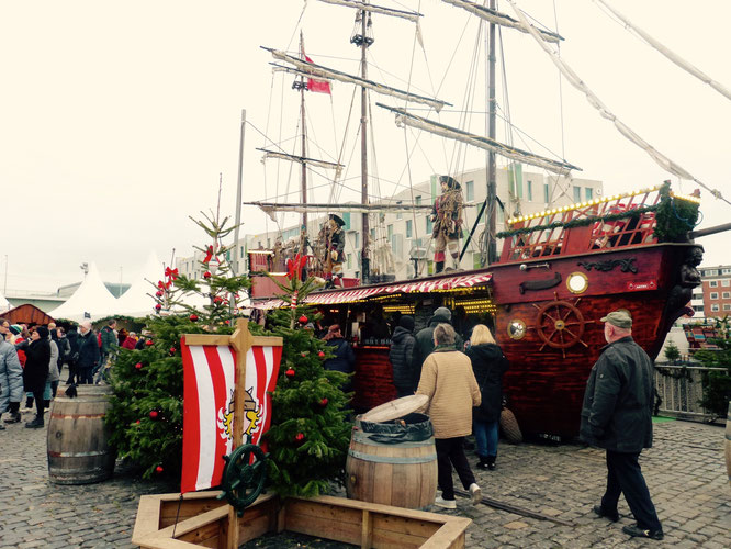 Weihnachtbuden im Piratenschiffsformat auf dem Hafen-Weihnachtsmarkt in Köln