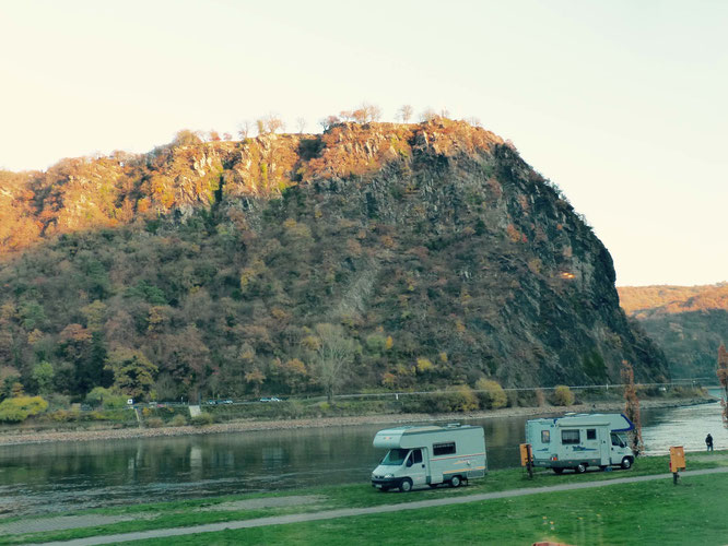 Clemens Brentano und Heinrich Heine werden den Loreley-Fels wohl ohne Wohnmobile erblickt haben. 