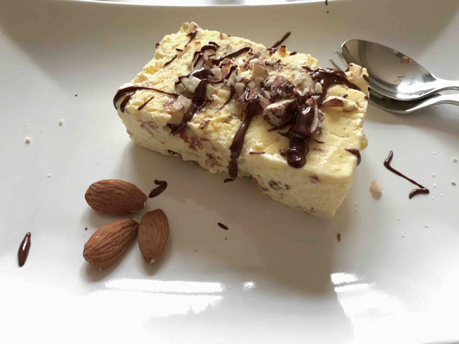 Semifreddo alle mandorle - Parfait mit Mandeln und Schokoladensauce 