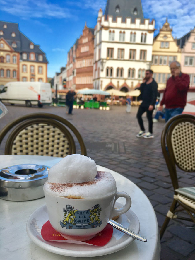 Cappuccino trinken auf dem Hauptmarkt in Trier 