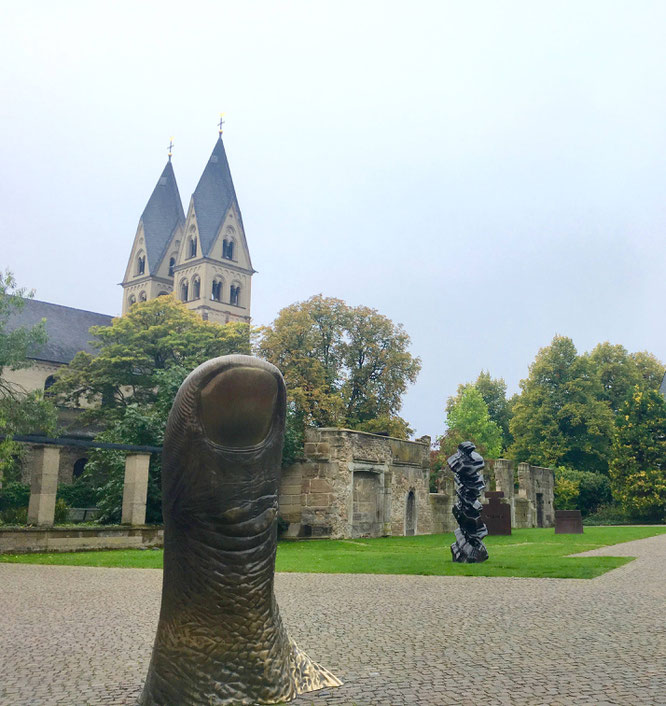 "Le Pouce" von César vor dem Ludwig Museum in Koblenz