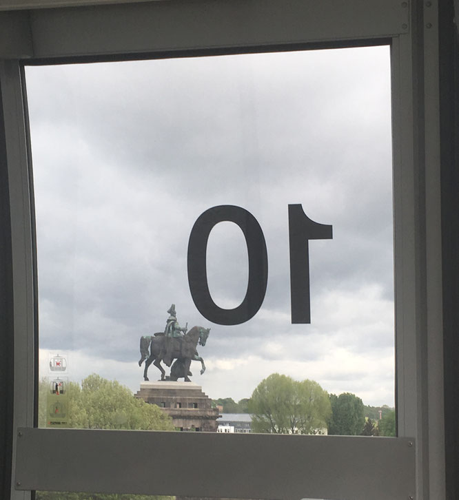 Ungewöhnliche Perspektive auf Kaiser Wilhelm I. aus der Koblenzer Seilbahn