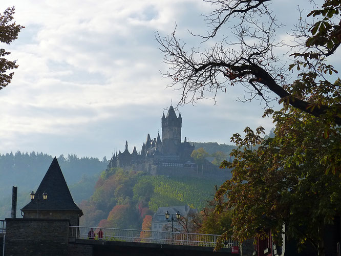Die Reichsburg in Cochem macht dank exponierter Lage schon von Weitem auf sich aufmerksam.