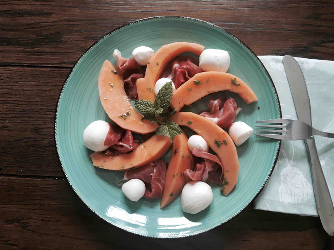 Rezepte aus Itaien: Melone, Proscuitto und Mozzareela mit Minze-Öl.