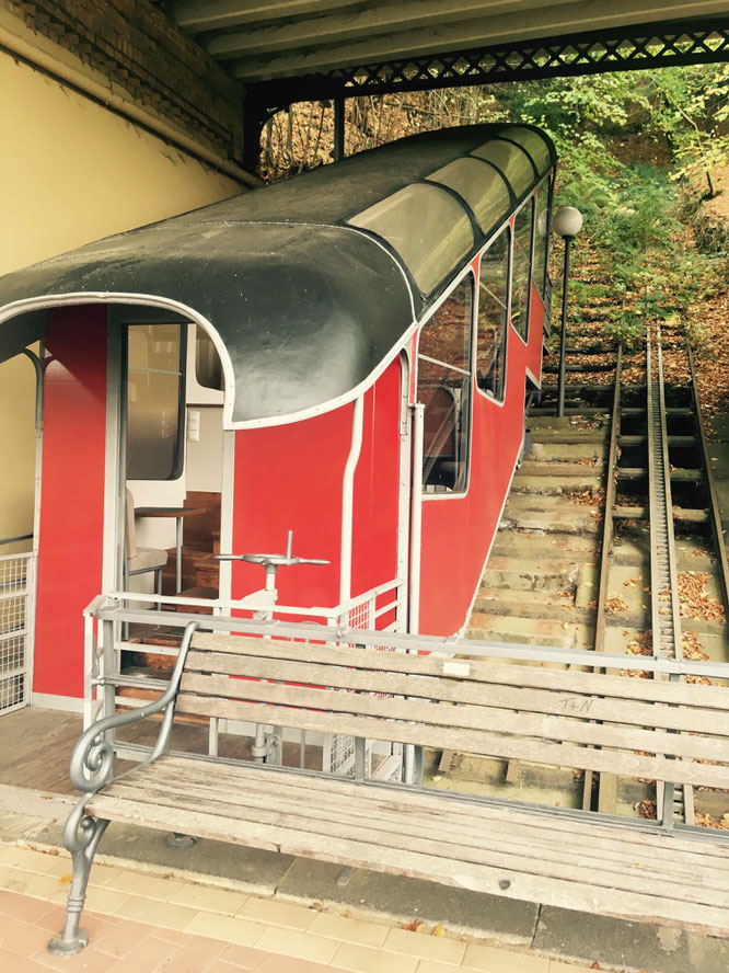 Der knallroter und restaurierte Wagon der Malbergbahn.