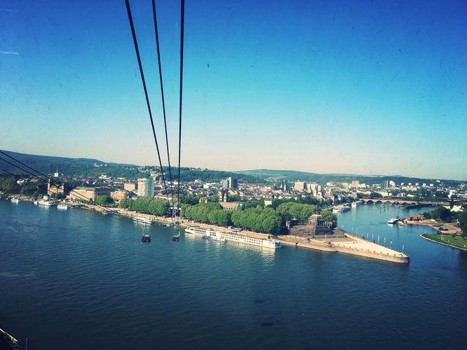 Tolle Aussicht aus der Seilbahn in Koblenz auf Koblenz