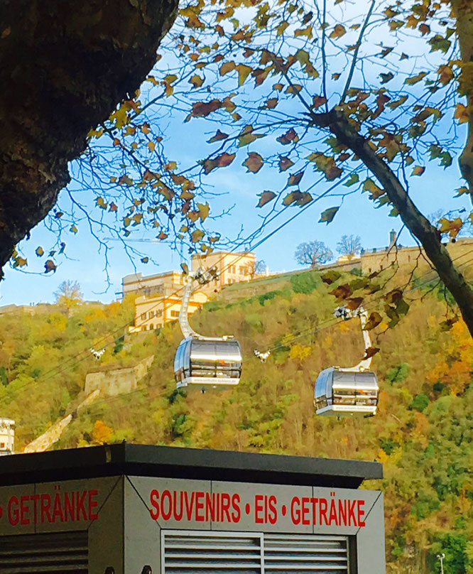 Die Gondeln der Seilbahn Koblenz schweben vom Konrad-Adenauer-Ufer hoch zur Festung Ehrenbreitstein.