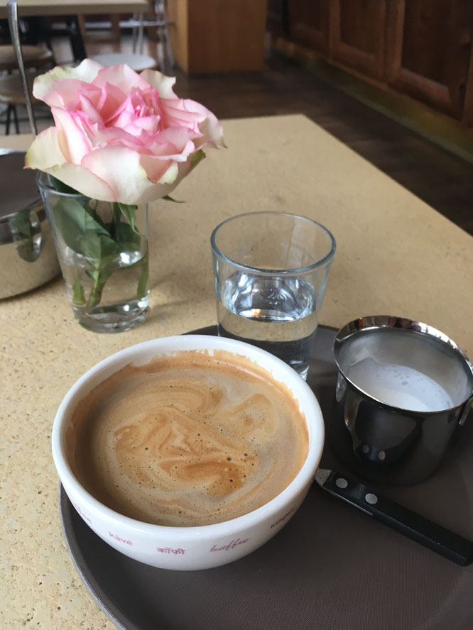 Altstadt Hotel & Café; Caffe crema mit Milch und Blümchen