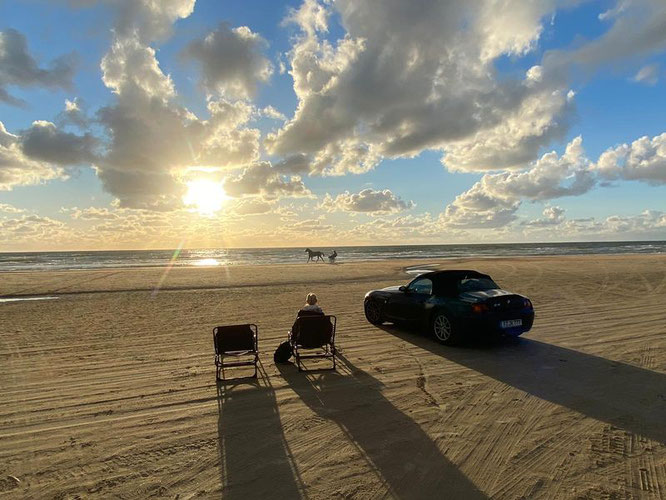 ...oh, horse and carriage sport is practiced on this beach. Lakolk! 