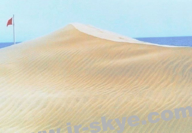 Ein surreales Abenteuer: hier verläuft die Grenzlinie "Marokko - Westsahara". Eines meiner "Premium-Fotos" (Anfang der 2000er Jahre), Prädikat "Einmaliger Trip". Nachahmung nicht empfohlen (27° 9′ 0″ N, 13° 12′ 0″ W)!