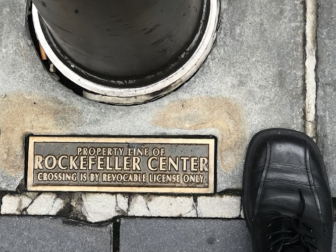 I´m standing at Rockefeller Center, 45 Rockefeller Plaza, New York, NY 10111 - 40° 45′ 32″ N, 73° 58′ 45″ W... 