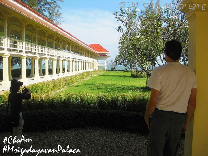 "Watching Mrigadayavan Palace Cha Am, 135km south of Bangkok. 16 teak wood buildings on the beach, linked by a series of spectacular walkways." Mehr Infos zu diesem Gebäudekomplex siehe weiter unten...