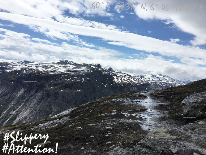 Wolken oder wolkenlos auf Eurem Weg nach Trolltunga. Was bleibt ist Schnee. Oder - wie hier auf dem letztem Kilometer bis zur Trollzunge - zumindest in gerade geschmolzener Form. Vorsicht auf diesem rutschigen Boden!  