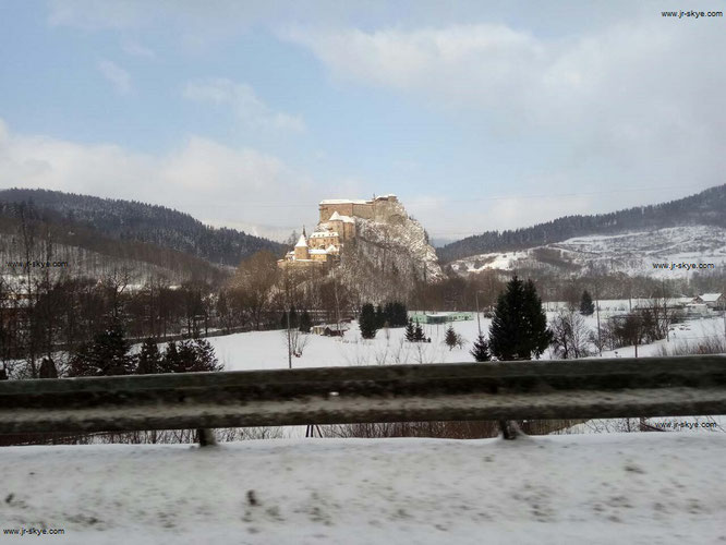 Die Burgruine Spissky hrad befindet sich nur 40 Kilometer südöstlich der Hohen Tatra. Aus dem Umland bieten sich auch im Winter großartige Ausblicke auf die trutzigen Außenmauern, die zu den größten der Welt zählen...