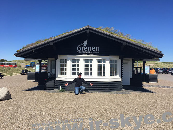 Grenen – "The Northern Tip of Denmark"! An dieser Sand-Landzunge der Skagen Odde (mit 30 km Ausdehnung von Hirtshals bis Frederikshavn eine der größten Landzungen, die ich je durchstreift habe) branden Nord- und Ostsee an- bzw. ineinander...