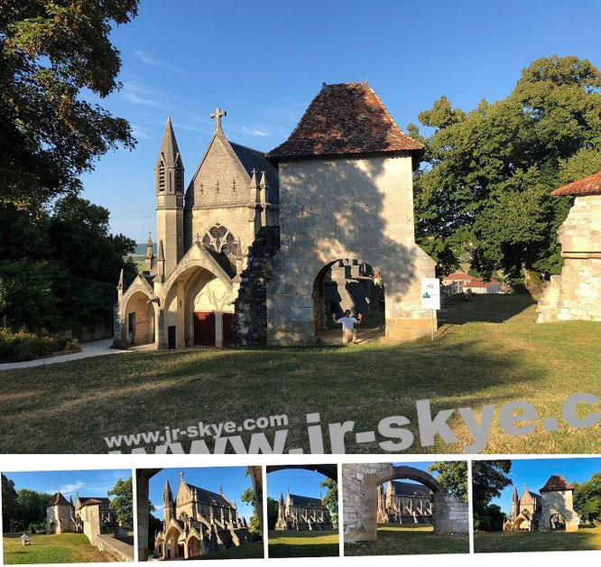 Burgkapelle und Porte de France, Vaucouleurs, Lothringen (48° 36′ 6″ N, 5° 39′ 54″ E). Geburtsort Jeanne d’Arc: 8 Kilometer südlich/Domrémy-la-Pucelle...