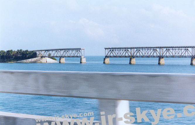 32 Inseln, die mit 42 Brücken verbunden sind - die Florida Keys. Hier das Highlight eines jeden Overdrives: die Seven Mile Bridge. Dieses Foto knipste ich aus einem fahrenden Auto, im Hintergrund die historische Eisenbahnbrücke. 