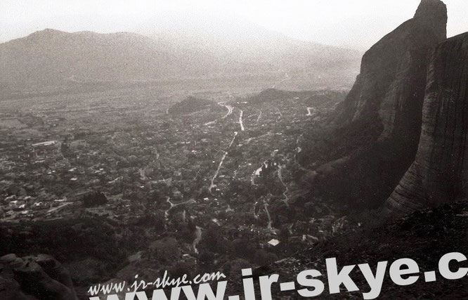 Kalambaka/Thessalien, am Fuße der Meteora Klöster, kurz vor Einbruch der Dunkelheit. Um - und auf - diesen Felsnadeln habe ich einige großartige Nächte verbracht...