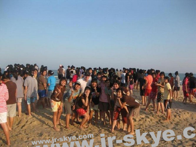 ...a similar phenomenon in Vietnam (14° N, 108° O): "Surrounded by hundreds of women - I´m the only man at #muine #beach #Vietnam (10´56´26´N,108´17´27´E) in the morning sun." Danke, Xu!