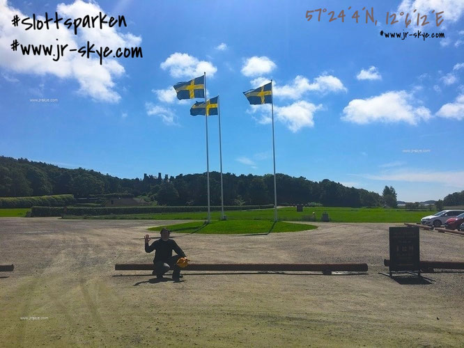 Gruß aus Schweden: Auf dem Parkplatz um Tjolöholm slott. Auf diesem Foto erkennt Ihr deutlich, inwieweit das Castle tatsächlich in einen "weiträumigen Park" eingebettet ist...