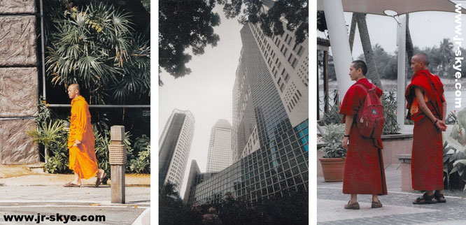 Buddhismus in Singapur: Orange - Farbe der höchsten Erleuchtung und Weisheit (links). Auch auf Sentosa (rechts) hat Ergebenheit und Askese Einzug gehalten, hier in Gestalt zweier spiritueller Lehrer des Vajrayana-Buddhismus (tibetischer Kulturkreis)...