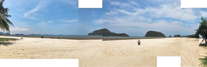 Dolphin Bay, 45 Km südlich von Hua Hin, 2 Kilometer nördlich des Sam Roi Yot Nationalparks: 5 Km nahezu unberührter Strand (Bild zusammengesetzt aus 4 Einzelfotos)...