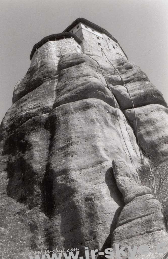 "Roussanou Monastery, Μετεώρων, Kalampaka 422 00 (39° 42′ 45″ N, 21° 37′ 36″ E)."