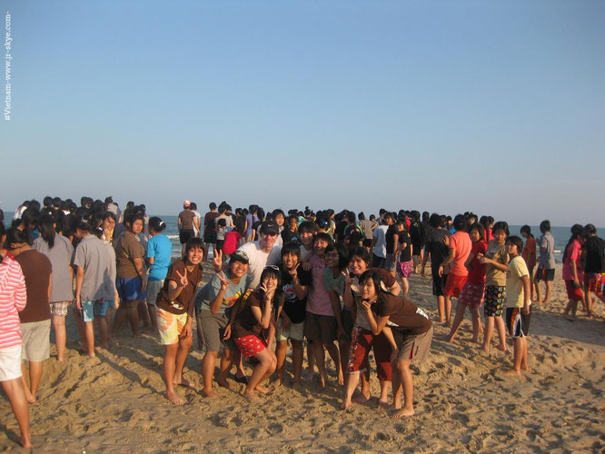 "Surrounded by hundreds of women: I am the only man at #muine #beach #Vietnam (10´56´26´N,108´17´27´E) in the morning sun." Danke, Xu! 