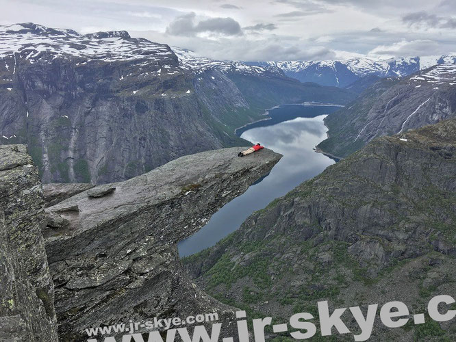 #Trolltunga #Norway #Winter - "Hier liege ich gemütlich auf der Felszunge von #Trolltunga #Norwegen (60° 7′ 51″ N, 6° 45′ 12″ E)."