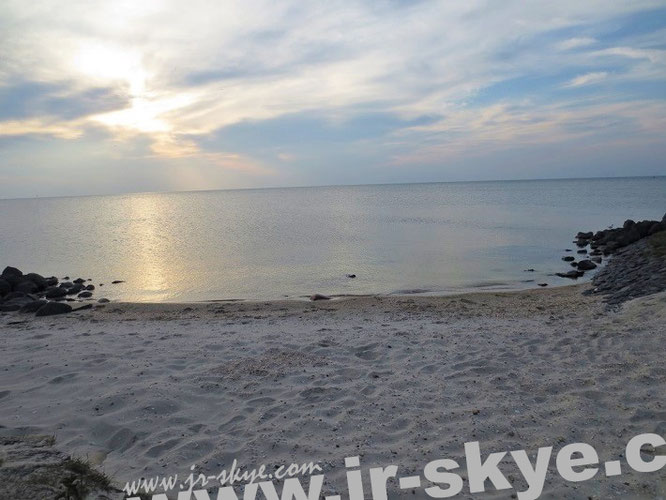 Der weitgehend unbekannte, winzige Sandstrand von Hindeloopen am letzten Abend meiner aktuellsten Reise: Blick auf das IJsselmeer...