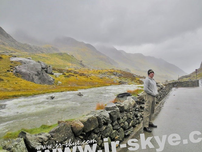 Dunkle Wolken über Snowdonia bzw. reißende Ströme - über und direkt neben uns. Im Hintergrund das riskant positionierte Zelt der unten erwähnten Backpacker aus Skandinavien... 