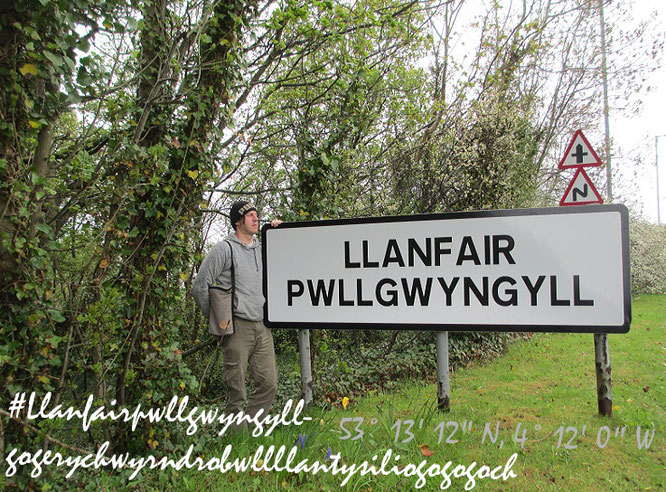 Llanfairpwllgwyngyllgogerychwyrndrobwllllantysiliogogogoch, Anglesey (lat.: Mona, 53° 13′ 12″ N, 4° 12′ 0″ W)... 