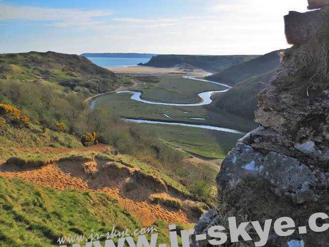 Der Abstieg von Pennard Castle ist recht steil: Verirrt Ihr Euch nach Gower, besucht dieses Tal unterhalb unseres Picknick-Areals. Seid Ihr besonders mutig, dringt Ihr sogar bis zu dem in der Ferne schimmernden Strand vor... 