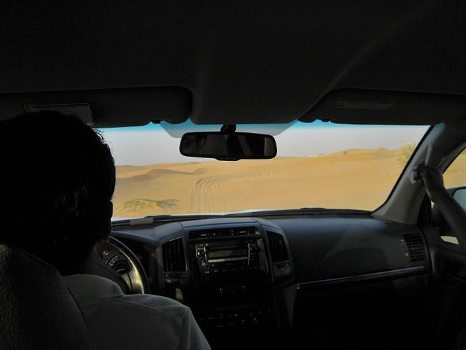 Mein Fahrer Johnny kennt jede Abkürzung - quer durch die Wüste des Omans in Richtung Muscat - 23° 36′ 51″ N, 58° 35′ 27″ E 