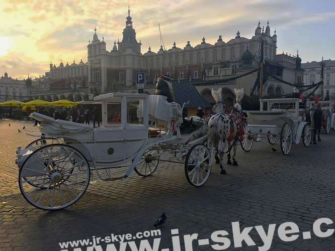 "UNESCO World Heritage Site Kraków Old Town/Cloth Hall (Sukiennice), Main Market Square #Krakow – just before nightfall (November 2017) #Poland #photography #travel #travelling #tourism #reise #reisen."