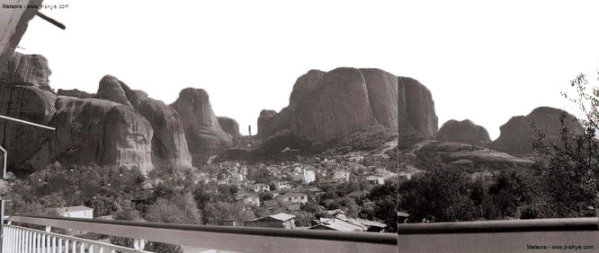 Meteora, Balkonblick (37° 36′ 22.17″ N, 22° 58′ 6.73″ E)...