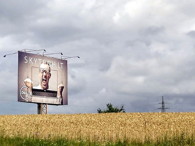 Skytech im Kornfeld, ablenkende Werbung neben der Autobahn
