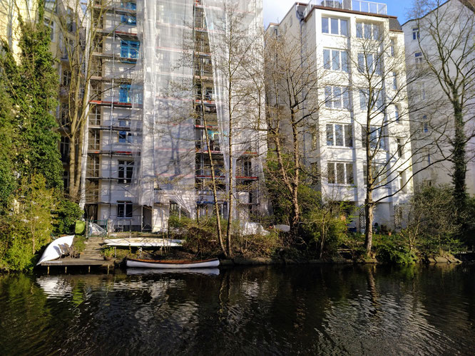 Isebekkanal - Wohnen mitten in der Stadt mit dem Boot vor dem Hintereingang