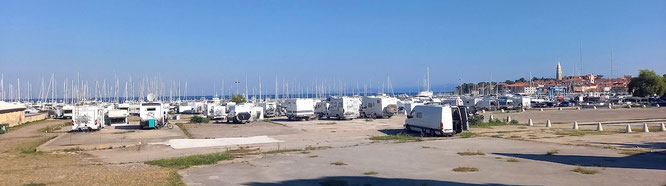 ein großer Stellplatz am Handelshafen von Izola