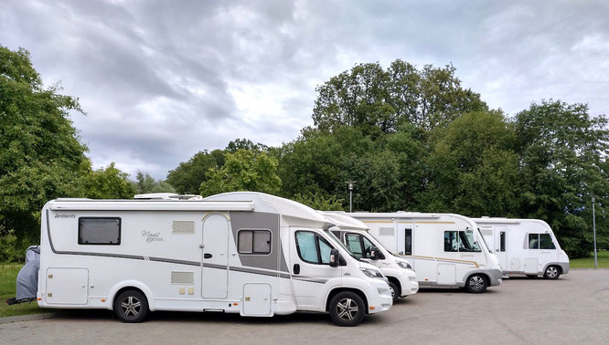 Parkplatz vor dem Schloss, auf dem die Übernachtung von Wohnmobilen geduldet wird