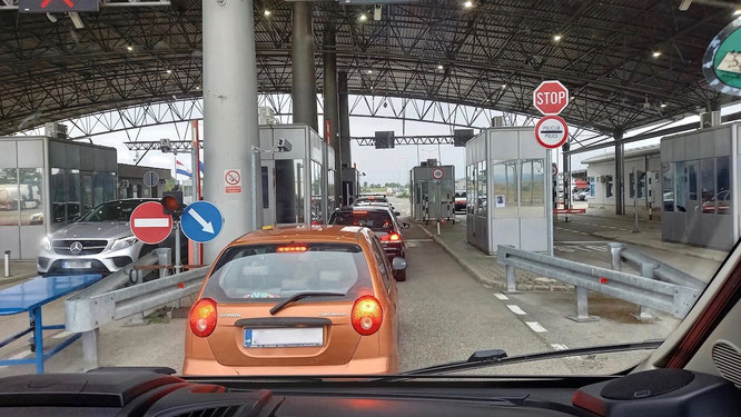 Grenzübergang von Kroatien nach Bosnien, wo uns die Autos der gehobenen Mittelklasse mit deutschem Kennzeichnen in der Gegenrichtung auffielen