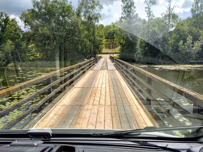 über diese Brücke gelangen auch Lastwagen beladen mit Baumaterialien auf die Insel