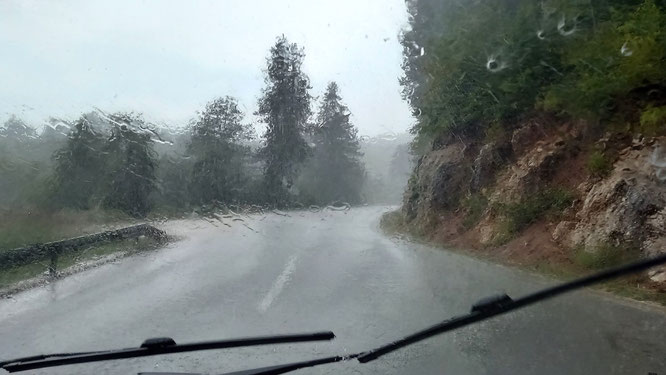 da kann die Landschaft noch so schön sein, stundenlanges Kurven in den Bergen bei Dauerregen macht mürbe und müde