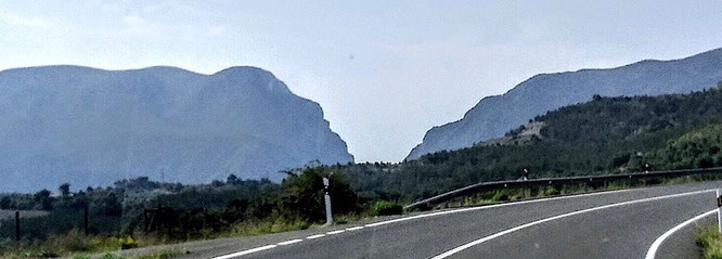 zwei Berggesichter liegen sich in Ruhe gegenüber