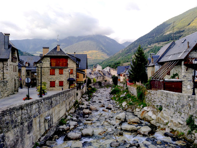 dieser Bach rauscht vom Berg hinunter ins Dorf