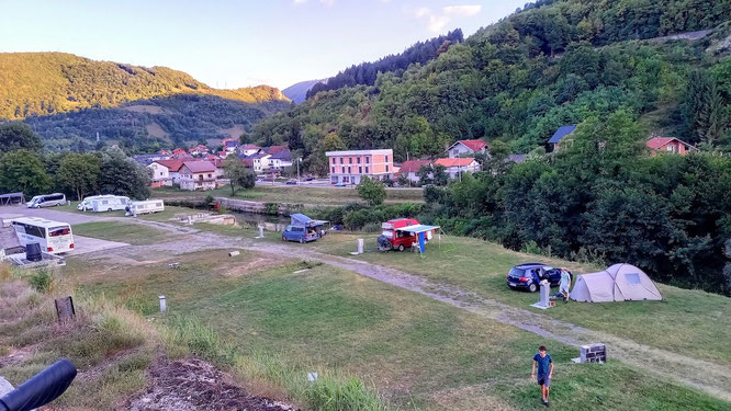 Blick von oben auf das Autocamp an der Jugendherberge